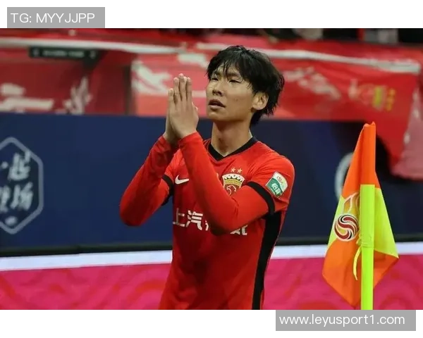 祝海港足球俱乐部球员李新翔生日快乐愿他在新的一岁里更进一步