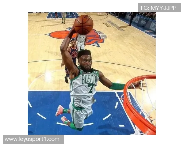 杰伦布朗三分球表现出色并为豪泽破纪录加油的精彩瞬间 杰伦布朗三分球表现出色并为豪泽破纪录加油的精彩瞬间