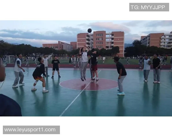 中学生篮球班赛惊现绝杀三分球精彩瞬间引发热议